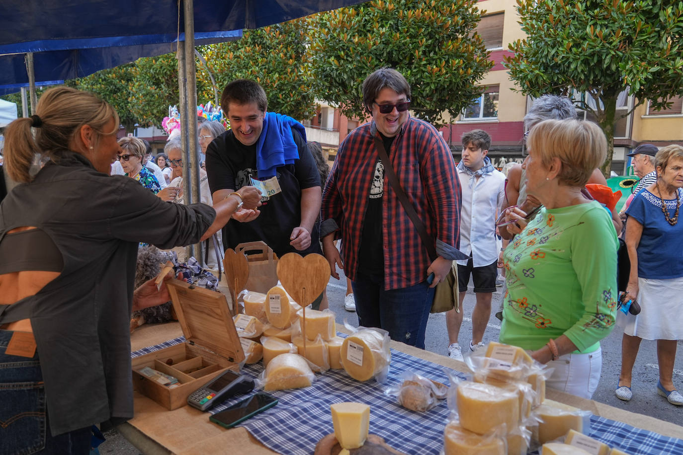 Productos de la tierra para reponer fuerzas en las fiestas de Llodio