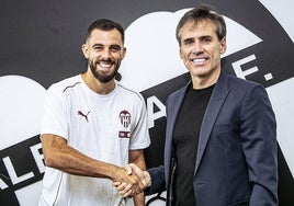 Luis Rioja saluda al director deportivo del Valencia.