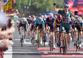 Van Aert celebra el triunfo de etapa.