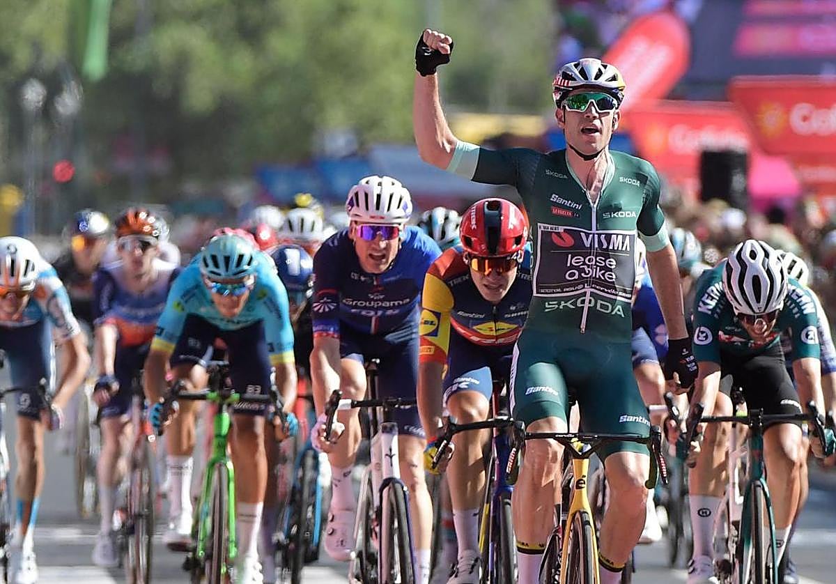 Van Aert celebra el triunfo de etapa.