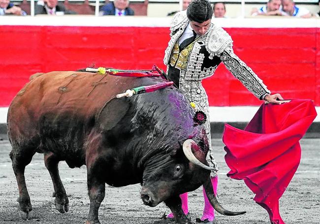 Pablo Aguado recibe con un natural la embestida de su segundo.