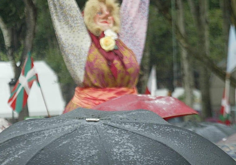 Llega el viento y la lluvia a Bilbao en la última noche de la Aste Nagusia