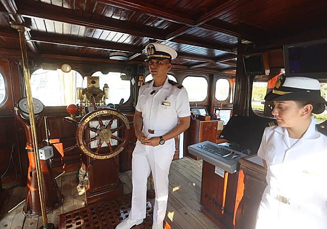 Los guardiamarinas Cedeño y García, en el puente superior del buque.