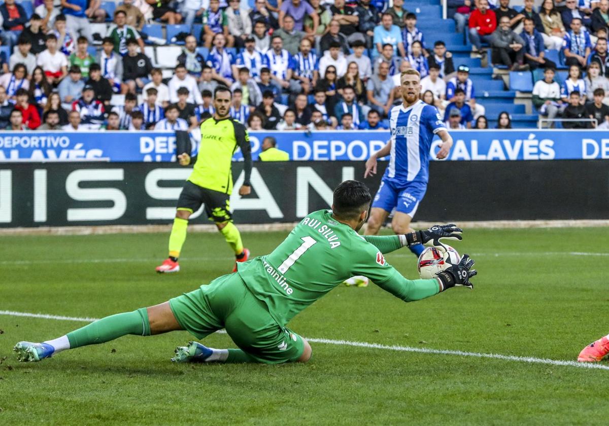 El portero bético Rui Silva ataja un remate de Carlos Vicente.