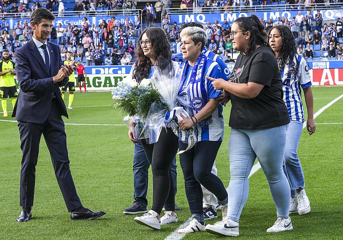 Imagen principal - Familiares de Fermín Rodríguez, trabajador del club fallecido hace unas semanas. Aficionados del Betis entran escoltados. Jimena Vicario y Raquel Gil, jugadoras de las Gloriosas y campeonas de Europa sub-19. 