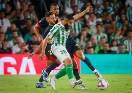 Fekir conduce el balón en el debut liguero del Betis, ante el Girona.