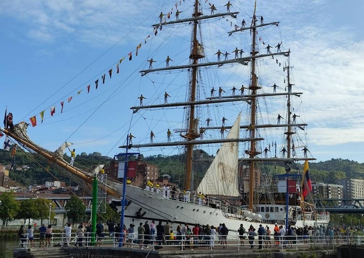 El Guayas abandona el muelle de Itsasmuseum que acogió una gran fiesta ecuatoriana para homenajear a Bilbao