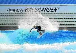 Una surfista entrena en la instalación de generación artificial de olas fabricada y patentada por la empresa vasca Wave Garden.