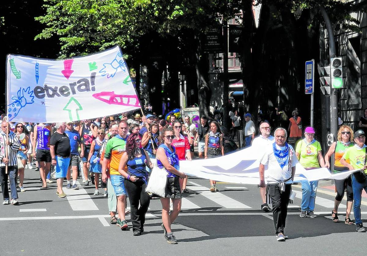 Manifestación de apoyo a los presos de ETA convocada por Sare el viernes en Bilbao.