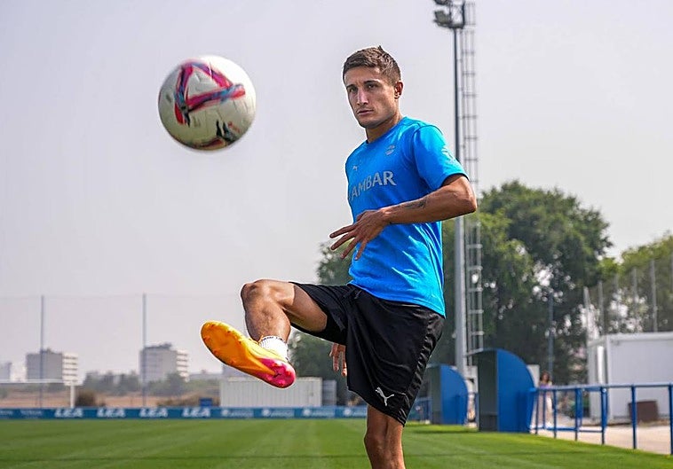 Tenaglia golpea el balón durante la entrevista con EL CORREO.