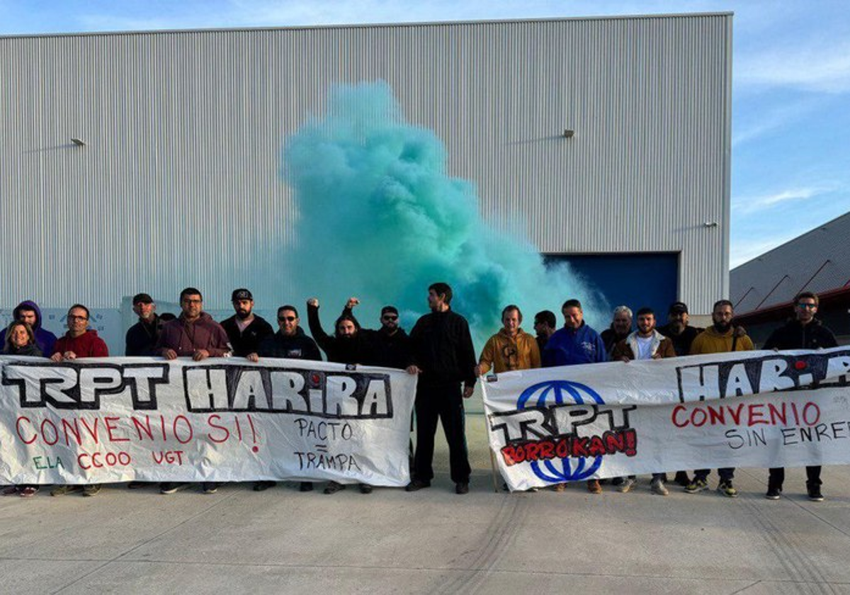 Los trabajadores huelguistas, esta mañana en la sede de Nanclares