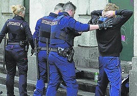 Ertzainas cachean a varios individuos en busca de armas blancas en la estación de Abando.