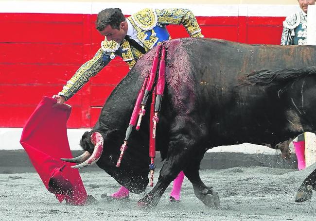 Triunfador. Castaño, que tocó con sus dedos la arena gris de Vista Alegre ejecuta un derechazo.