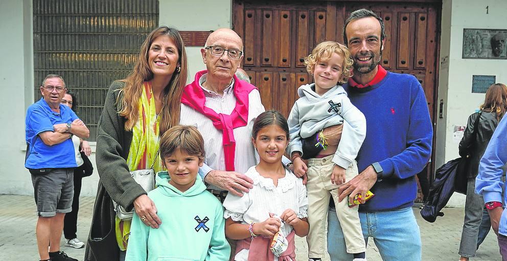 Esther Furtado, Enrique y Diego Muñoz con los jóvenes Damián, Valentina y Guillermo Muñoz.