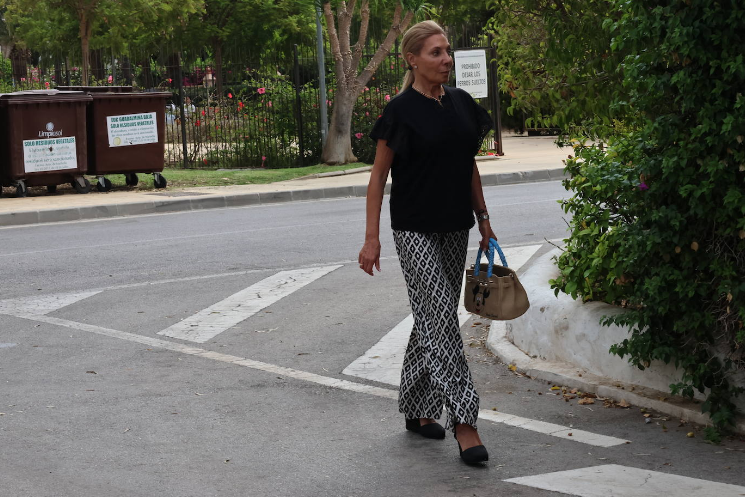 Maribel Yébenes llegando a la misa funeral por Caritina Goyanes.