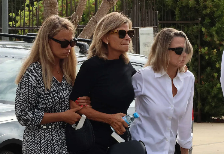 Carla Goyanes y Cari Lapique llegando al funeral de Caritina Goyanes.