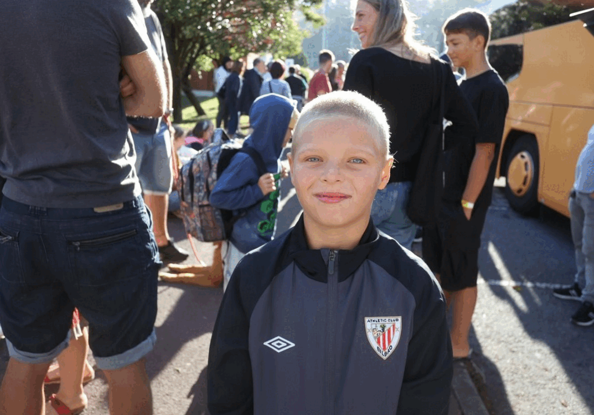 Las familias se despidieron de los pequeños antes de partir desde Arrigorriaga en autobús.
