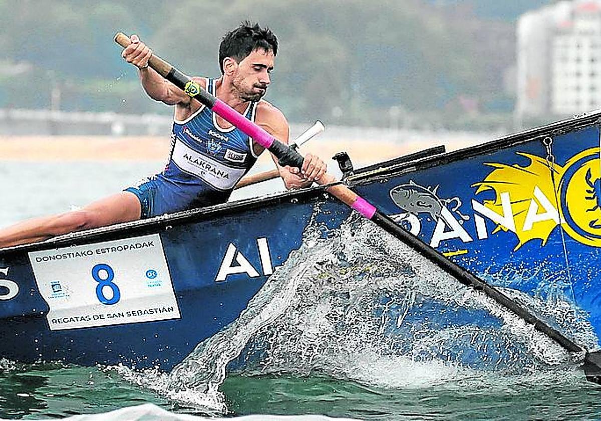 Azkarate, proel de Urdaibai, trinca el remo en la ciaboga.