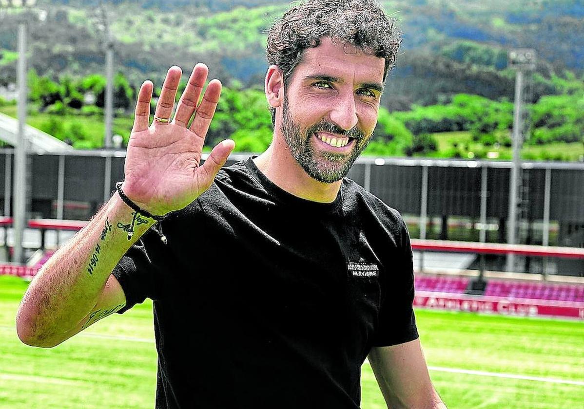 Raúl García saluda desde la grada del campo principal de las instalaciones de Lezama.