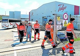 Trabajadores salen de la factoría de Talgo en la localidad alavesa de Rivabellosa.
