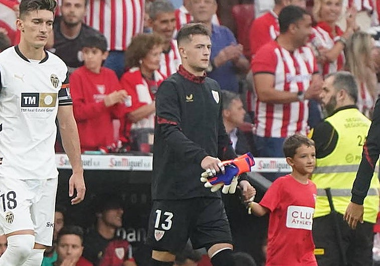 Agirrezabala salta al césped de San Mamés.