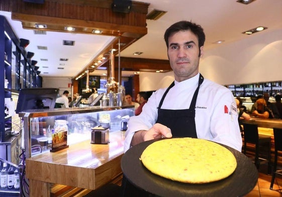 Senén González con una de sus tortillas de patata en el asador Sagartoki de Vitoria.