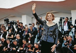 Sigourney Weaver saluda al llegar a la Mostra para recoger el premio a toda su carrera.