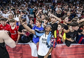 Chima Moneke posa con un grupo de aficionados.