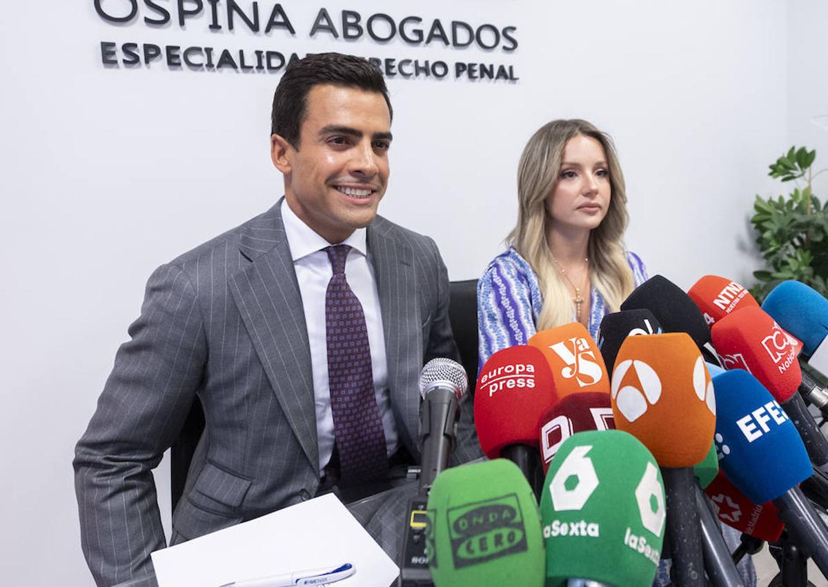 Imagen secundaria 1 - Arriba, Silvia Bronchalo sale de la corte donde se ha emitido la sentencia; en segundo término, los abogados de la familia Arrieta; en tercer lugar, imagen de una amiga de la víctima emocionada por el veredicto.