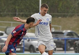 Maras golpea el balón durante el amistoso ante el Huesca de la pretemporada albiazul.