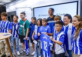 Mouriño posa con aficionados del Alavés tras su presentación.