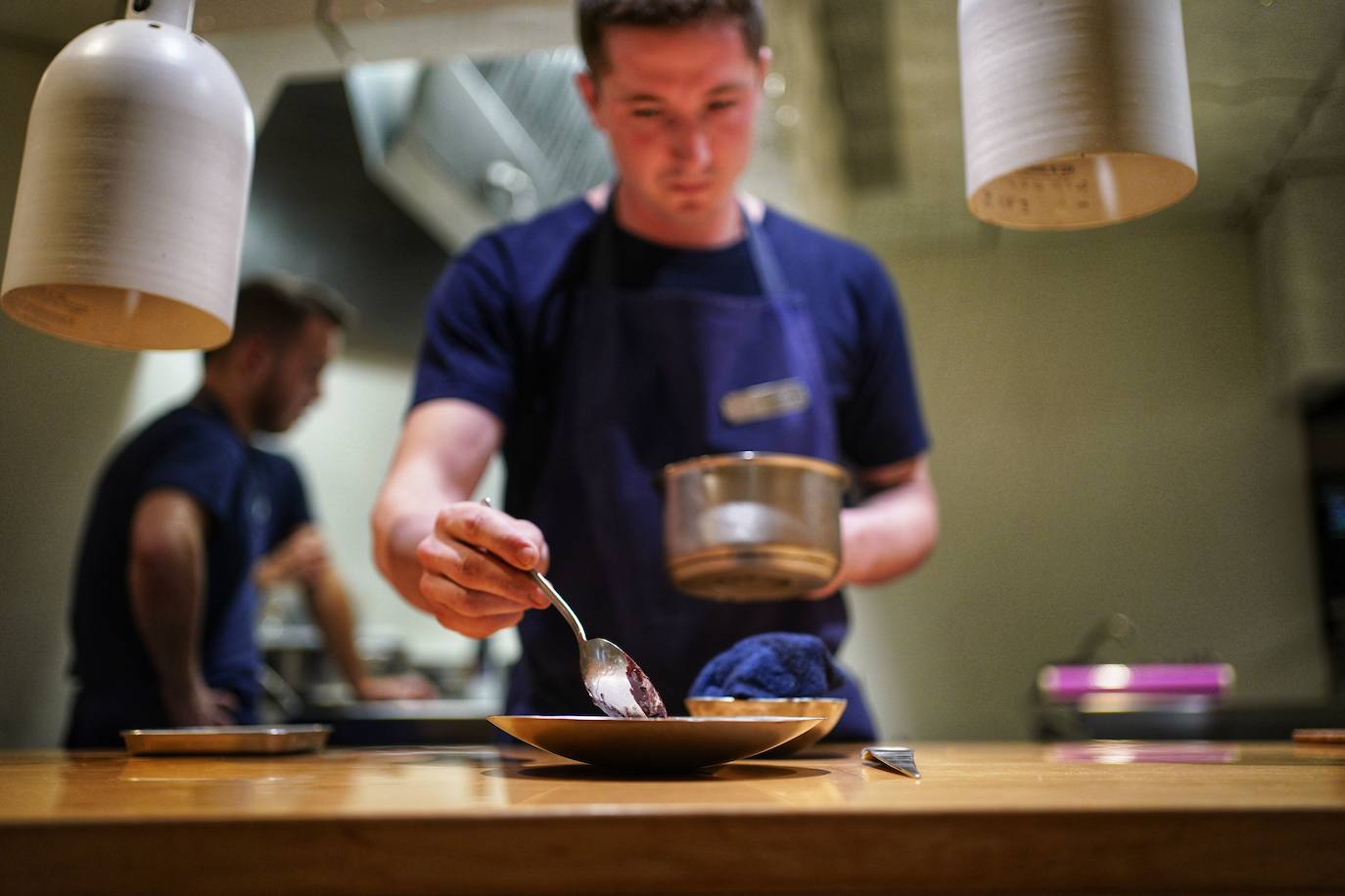 Alatz Bilbao en su cocina.