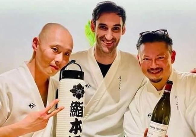 Dani Lomana con Hiro Sato (izq.), el «crack» de Hakkoku, donde se empleó el vizcaíno.