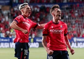 Aimar Oroz, derecha, celebra junto a Bryan Zaragoza su gol al Leganés en la primera jornada de Liga.