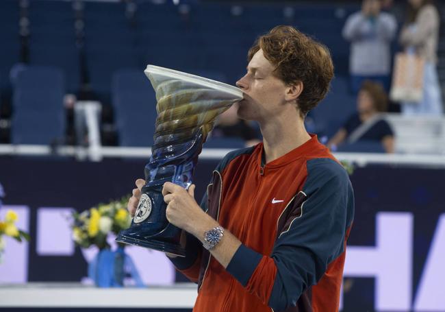 Sinner besa el trofeo conquistado en Cincinnati.