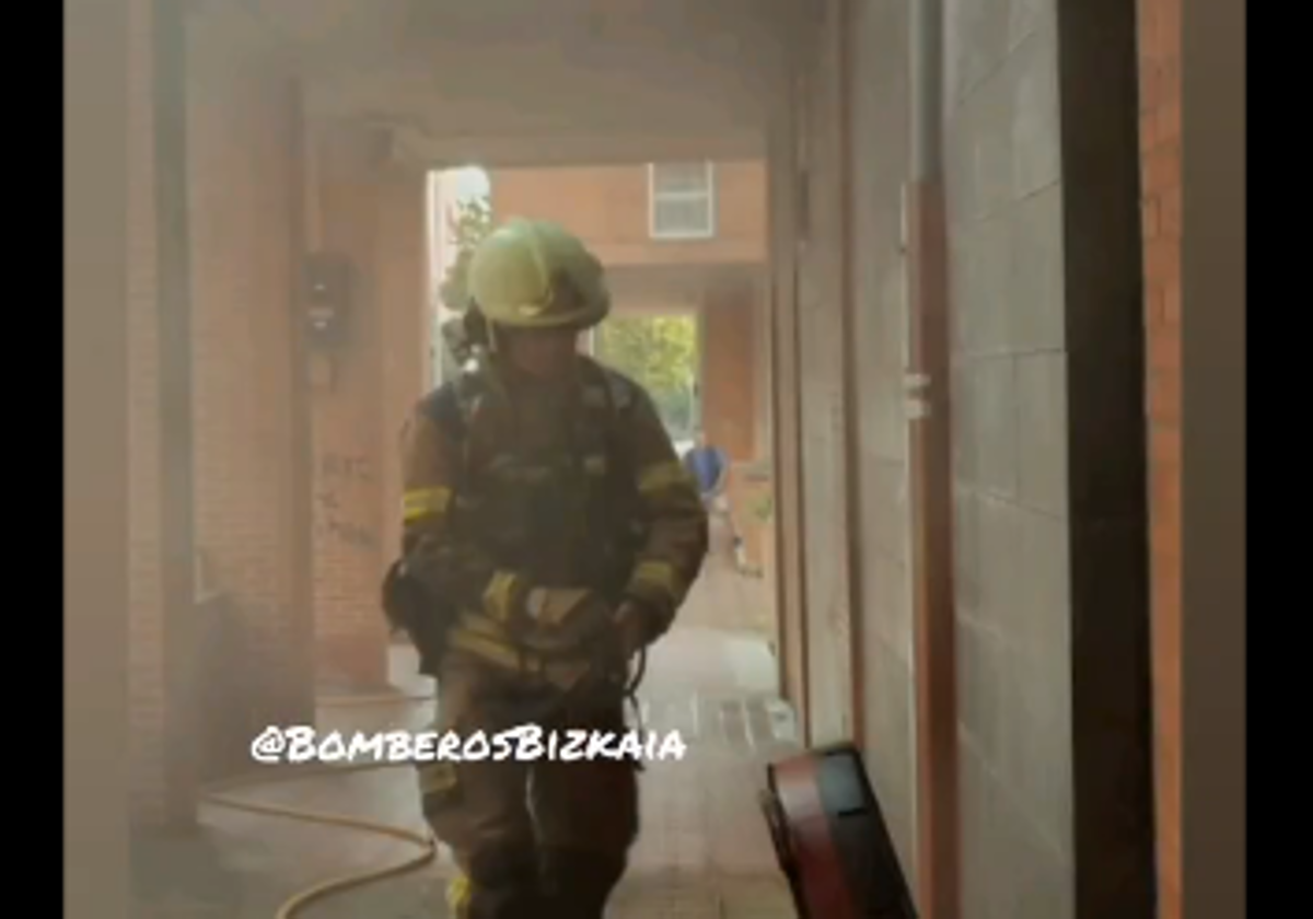 Un incendio en un laboratorio dental inquieta a los vecinos de Rontegi en Barakaldo