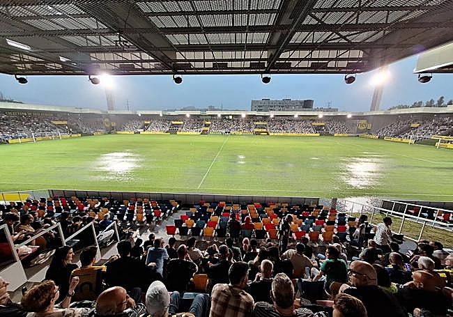 El público aguarda en Lasesarre la reanudación del partido.