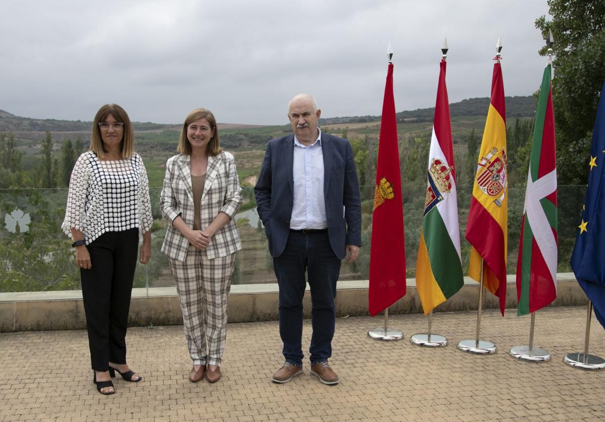 La diputada Barredo, Manzanos (La Rioja) y Aierdi (Navarra) durante la reunión de ayer en La Grajera.