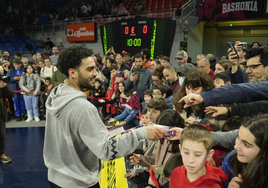 Markus Howard junto con un grupo de aficionados en el Buesa Arena.