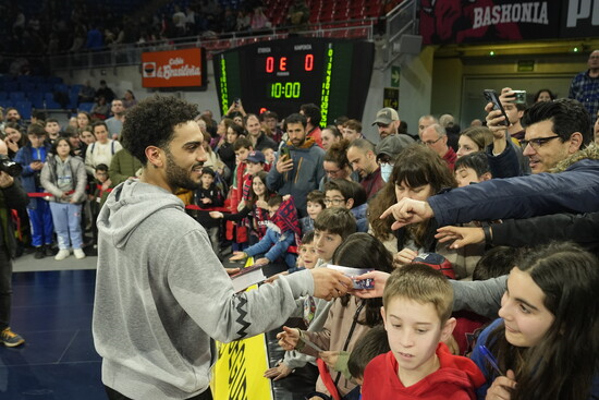 Markus Howard junto con un grupo de aficionados en el Buesa Arena.