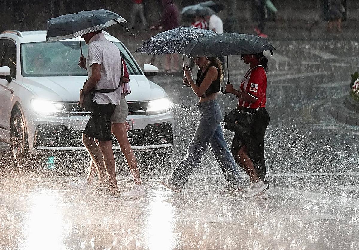 La tormenta descargando con fuerza en el centro de Bilbao.