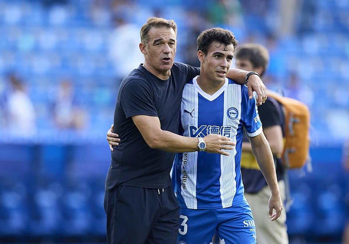 Luis García se abraza con Manu Sánchez tras el partido.