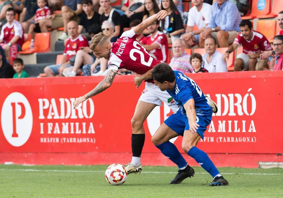 Markel Etxeberria trata de robar un balón a Víctor Narro.