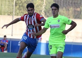 Enol Coto pugna por el balón con Jon Cabo.