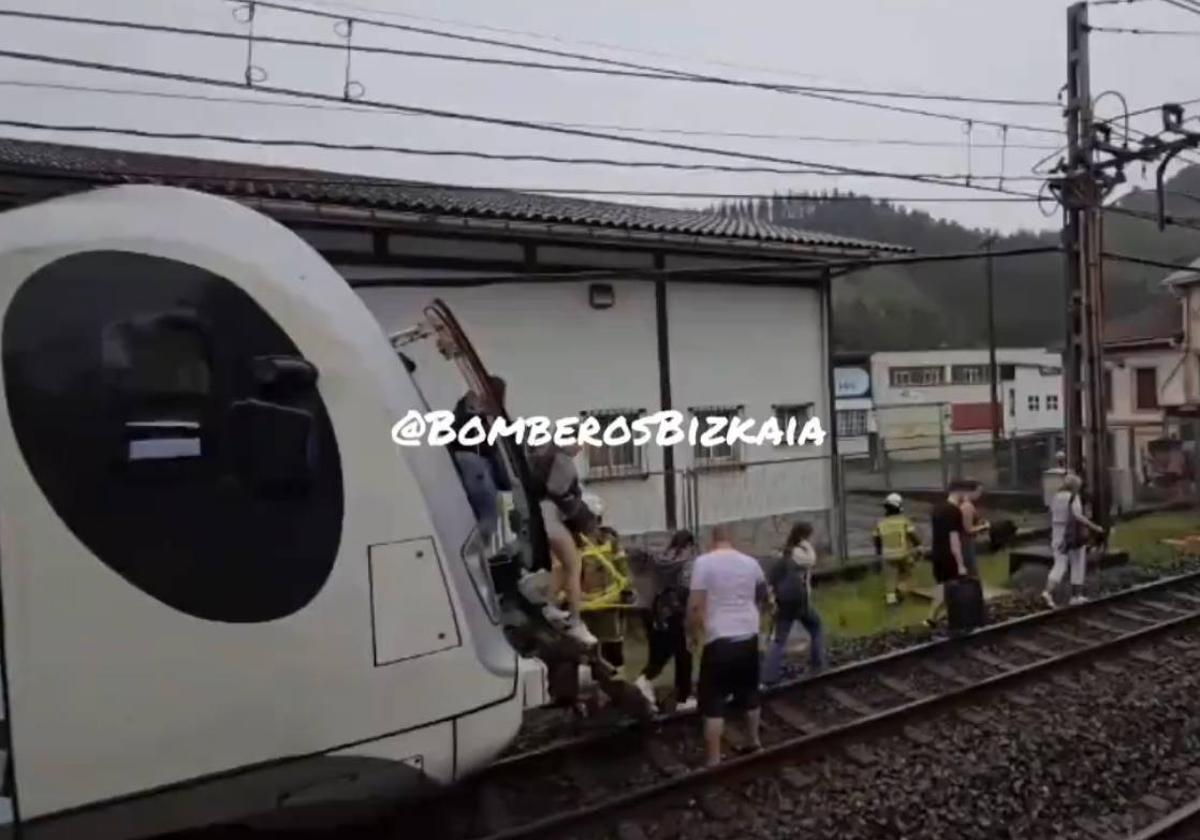 Los bomberos tuvieron que evacuar una unidad de Euskotren en Amorebieta debido a la caída de un cable de alta tensión.