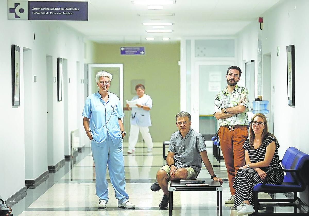 Ainara Etxebarria, Iñaki Omagoxeaskoa, Luis Felipe Moreno y Ana Merino, en un pasillo del Hospital de Zamudio.