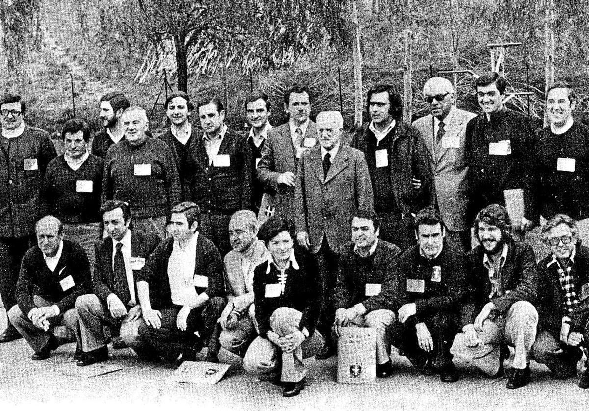 Asamblea de Iruña. Familia de los apoderados del BBB en la Asamblea. De izquierda a derecha: Sabin Zubiri, Iñigo Agirre, J.M. Mendizabal, Javi Mónica, Antón Ormaza, Iñaki Anasagasti, Javier Anza, Zulaika, Juan José Pujana, Juan de Ajuriaguerra, Juan Cruz Nieves, José Elorriaga, Josu Elorriaga, Iñaki Kalzada, Kepa Sodupe y Carlos Allende. Debajo: Tomás Aldama, Txomin Saratxaga, Federico Bergaretxe, Josu Arenaza, Lourdes Munitxa, 'Dindirri', Sabin intxaurraga, Bingen Zubiri, Josu Bergara y Ramón Sota.