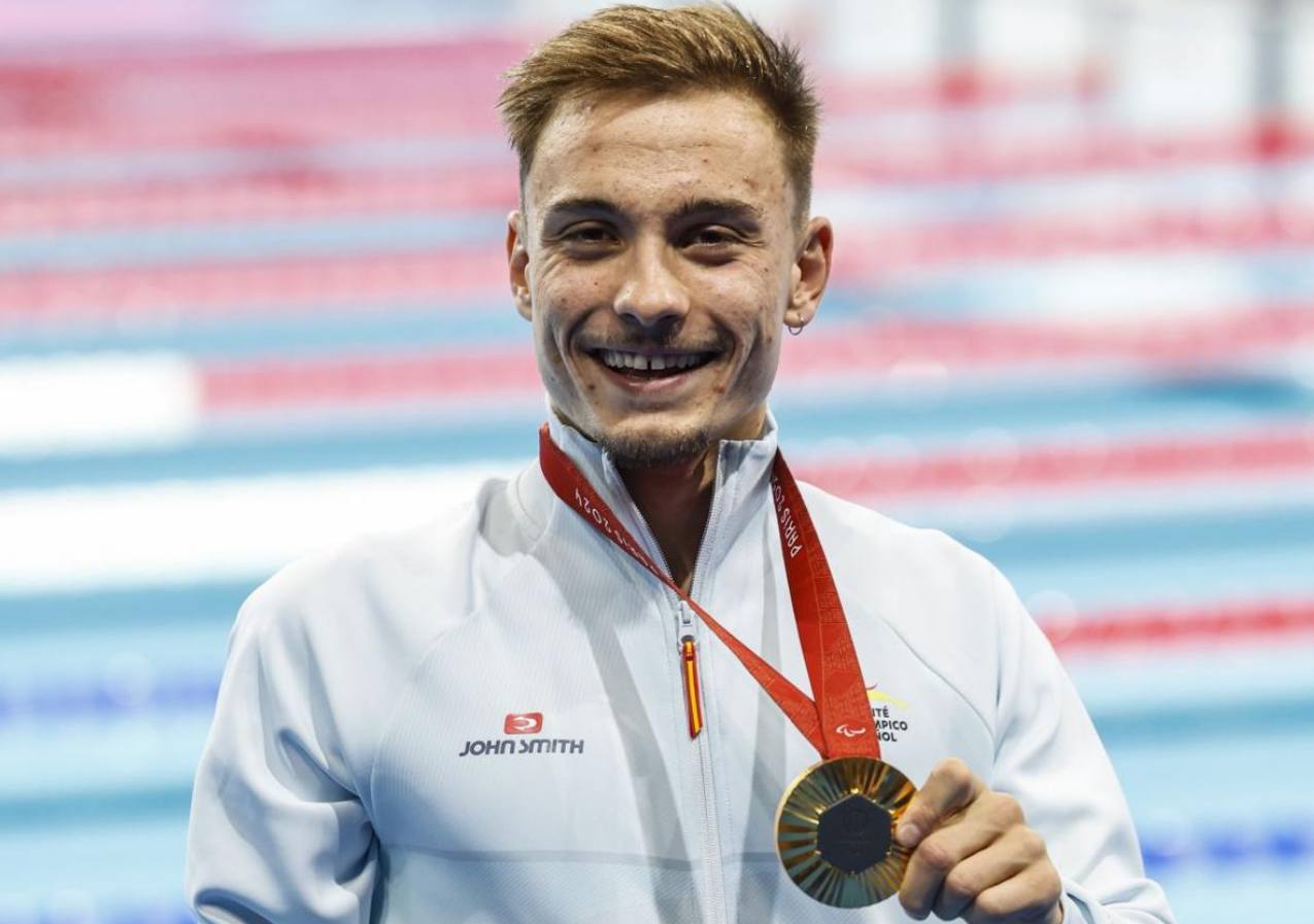 Iñigo Llopis celebra el oro paralímpico en la piscina de París.