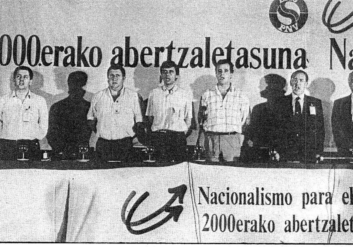 Asamblea de Zestoa. De derecha a izquierda, Jesús María Leizaola, Xabier Arzalluz, José Antonio Ardanza y Joseba Egibar.