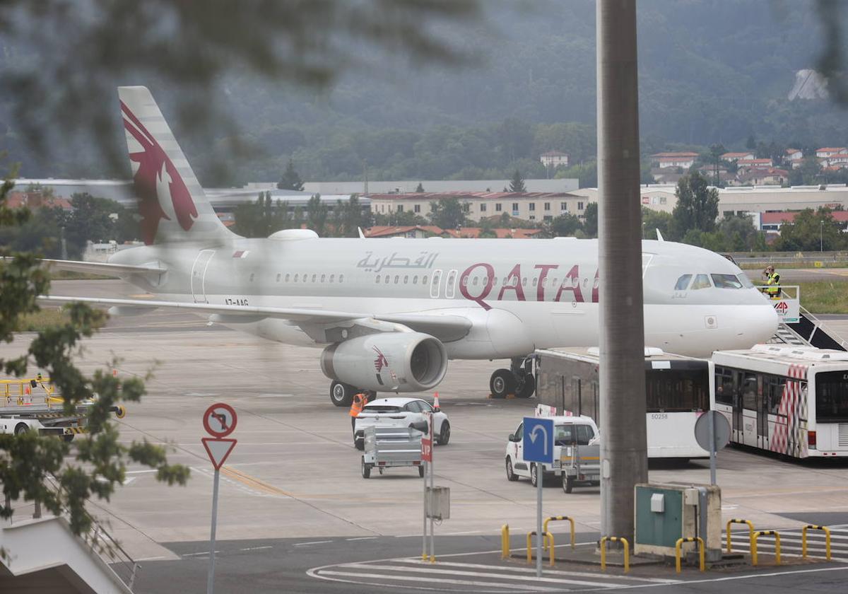 El avión catarí no ha pasado desapercibido pese a estacionar en una zona tranquila y alejada de la mirada de los usuarios de la terminal.